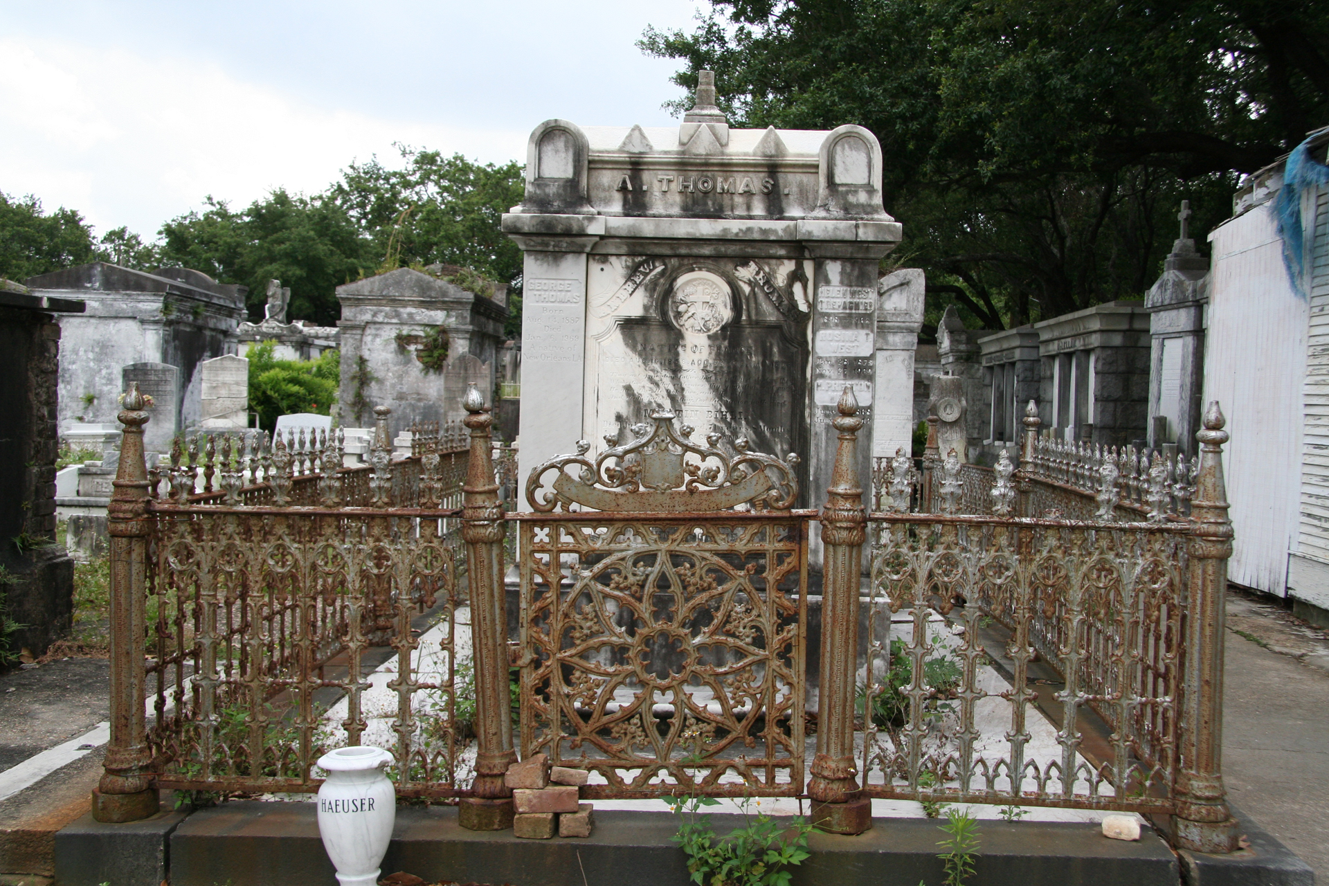 Kunstvolles Gusseisen & verwitterter Marmor/Ornate Ironwork & Weathered Marble